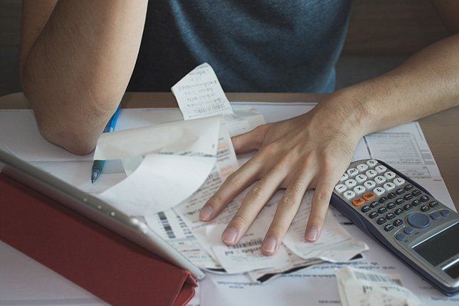 Ein Mann beschäftigt sich mit seinen Finanzen