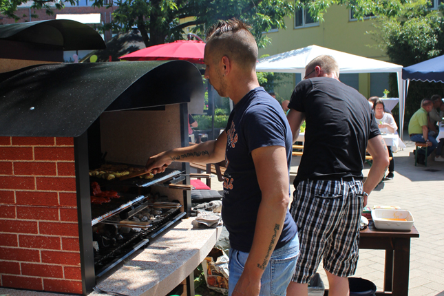 Ein Grillfest im Markus-Haus