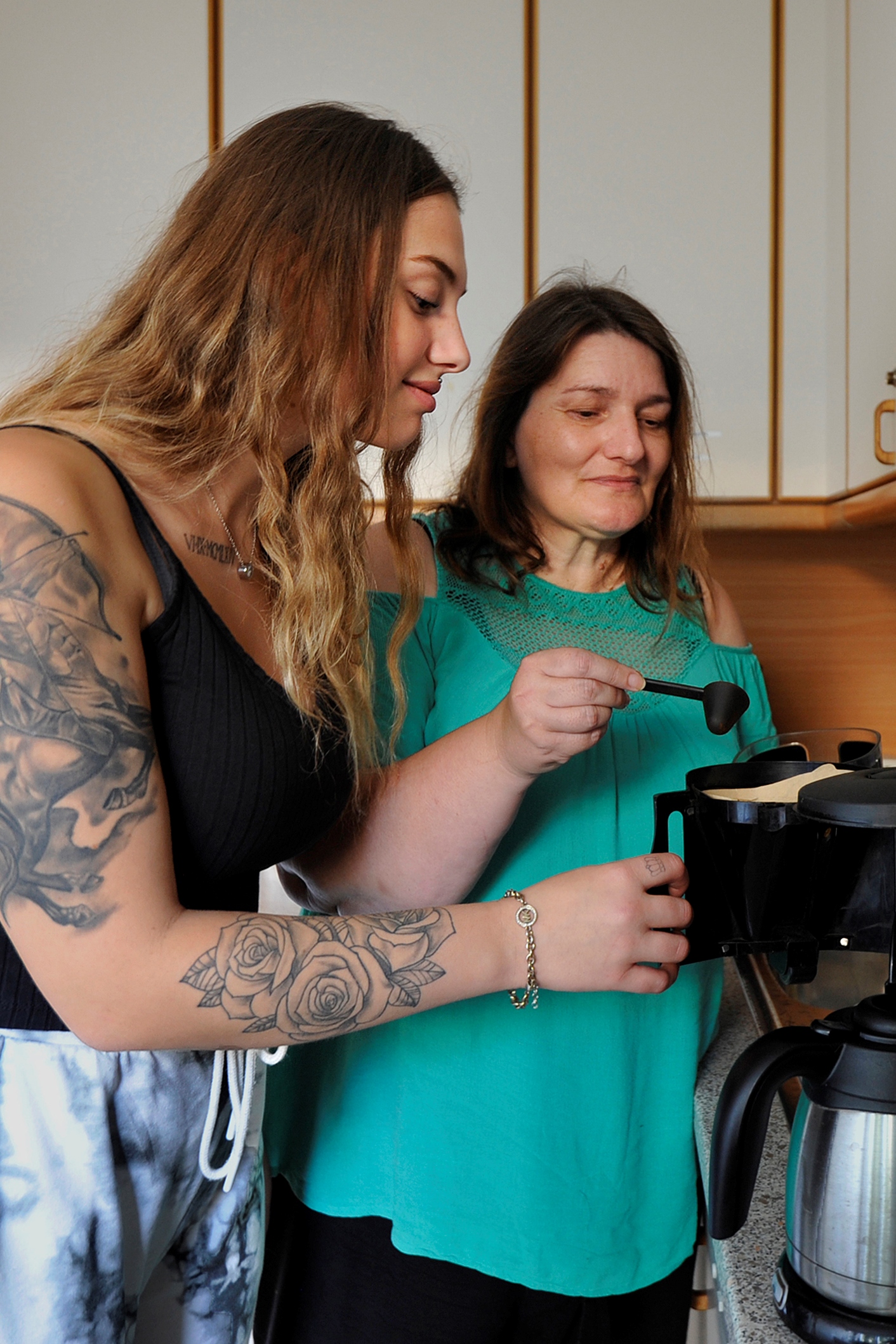 Zwei Frauen kochen in der Icklack gemeinsam Kaffee. 