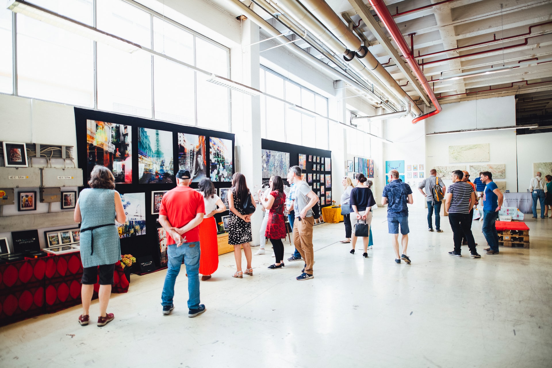Besucher sehen sich eine Ausstellung an