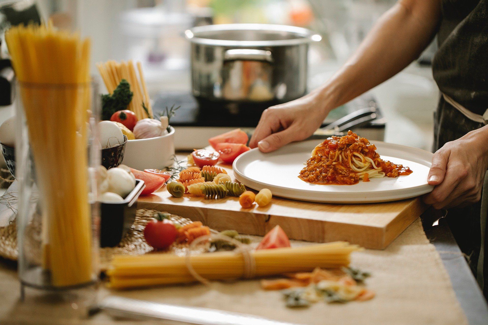 Eltern kochen mit ihren Kindern (2)