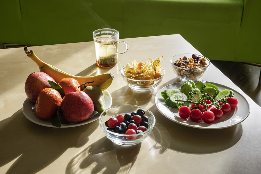 Gedeckter Tisch mit Obst & Gemüse