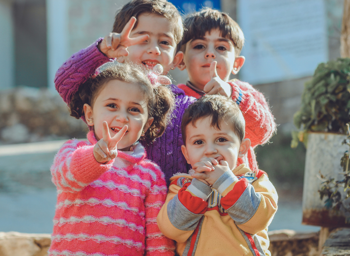 Vier Kinder mit Victory-Fingern