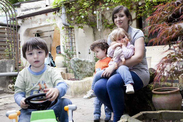 Kindertagespflegerin mit drei Kindern