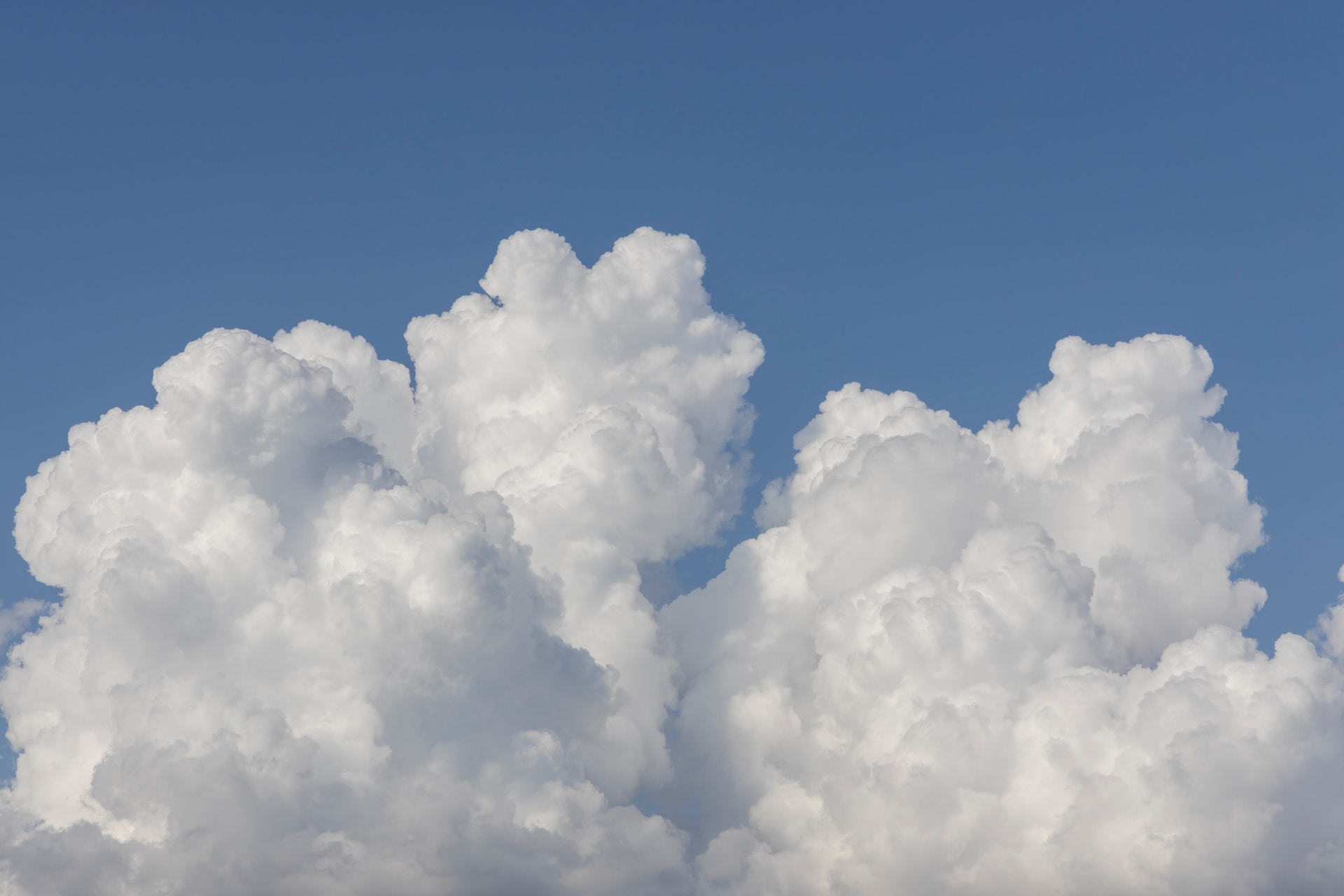 Wolken am blauen Himmel