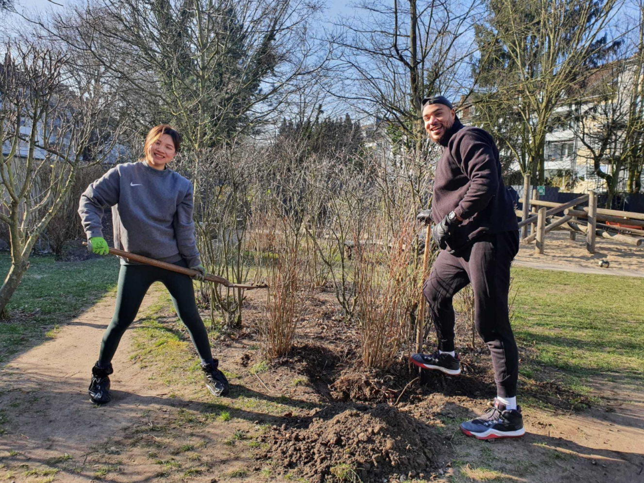 2 Helfer*innen bei der Gartenarbeit