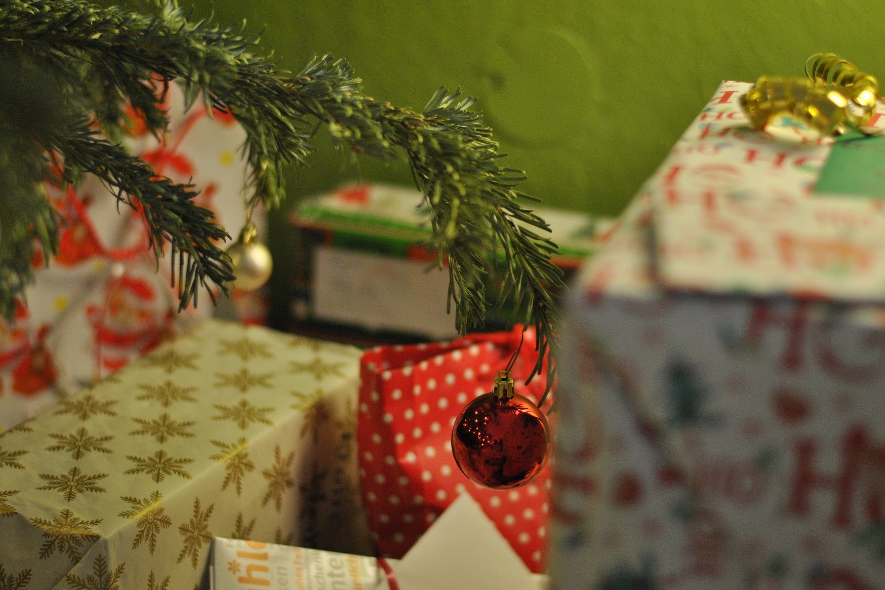 Geschenke unter Weihnachtsbaum