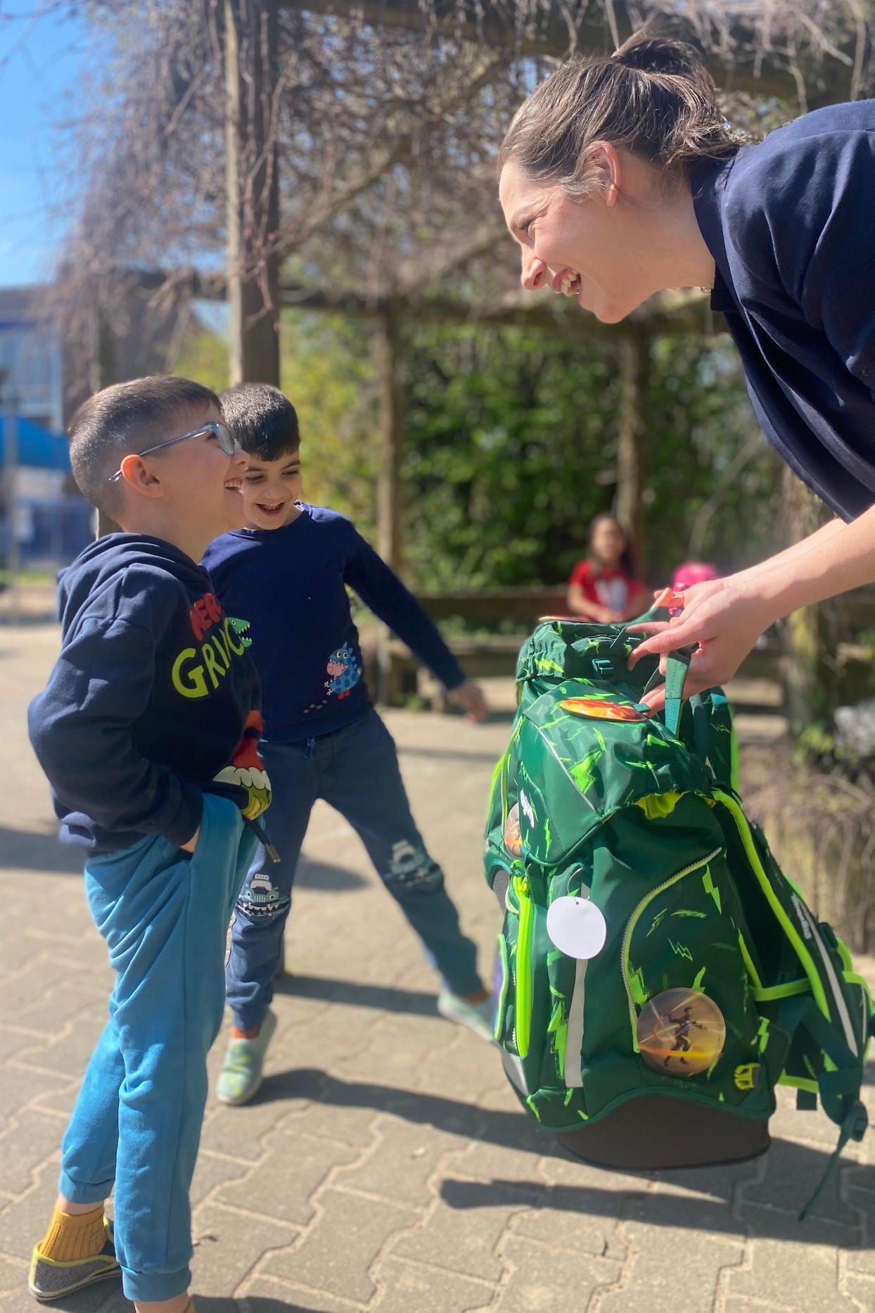 Kinder freuen sich über ihre neuen Tornister