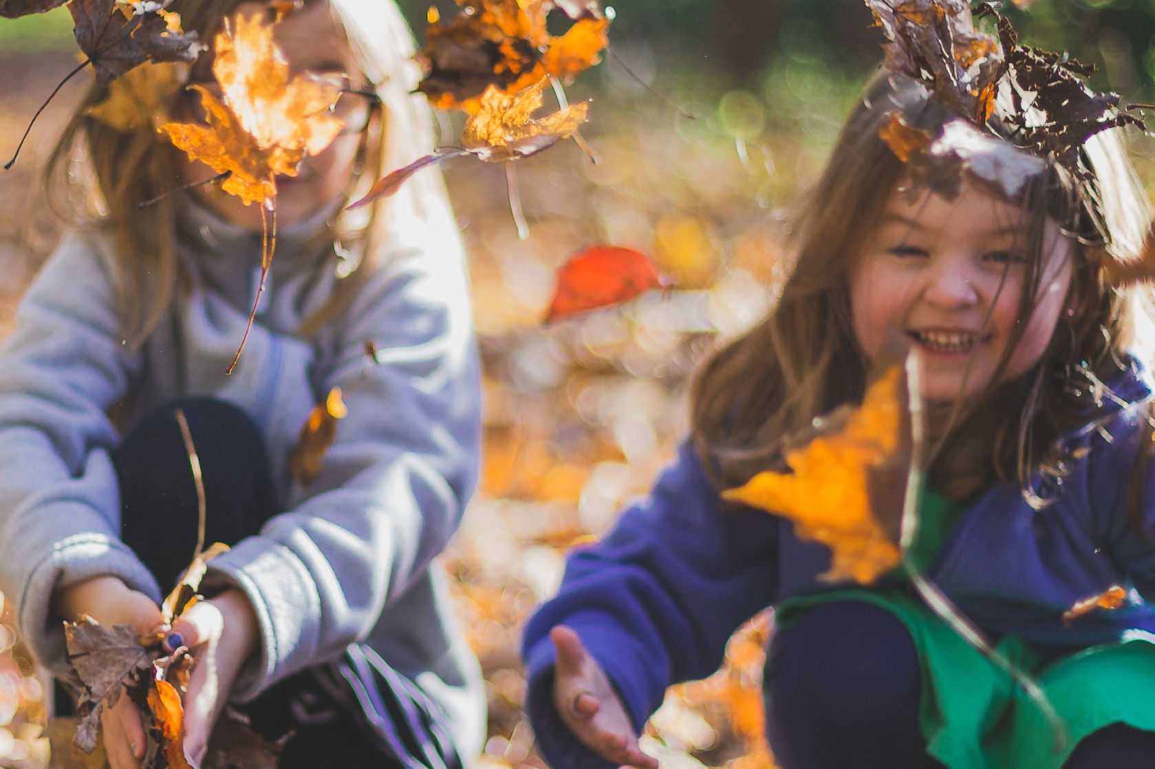 Kinder mit Herbstblättern