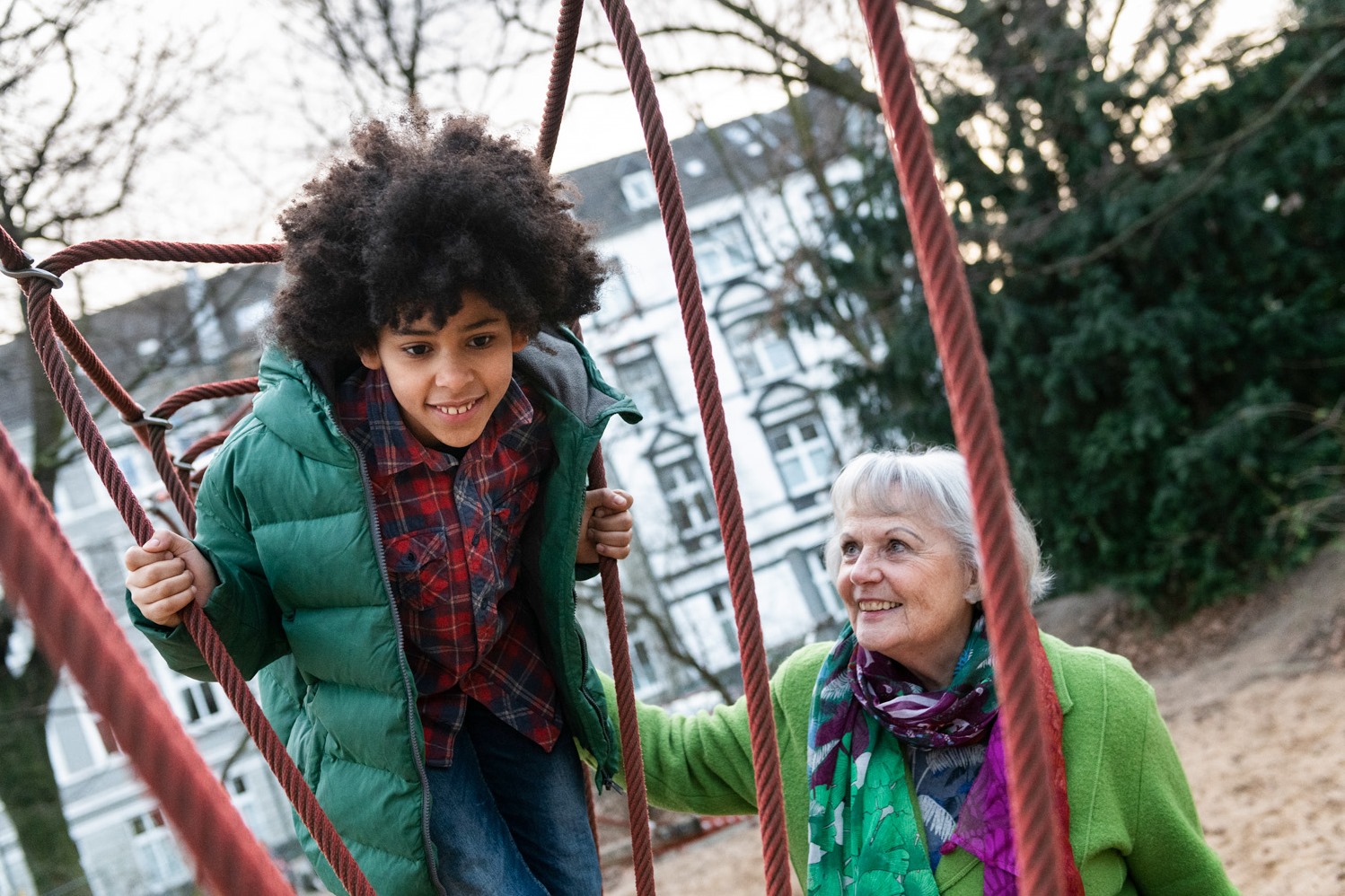 Oma und Enkel auf Spielplatz