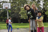 Kinder spielen auf dem Spielplatz