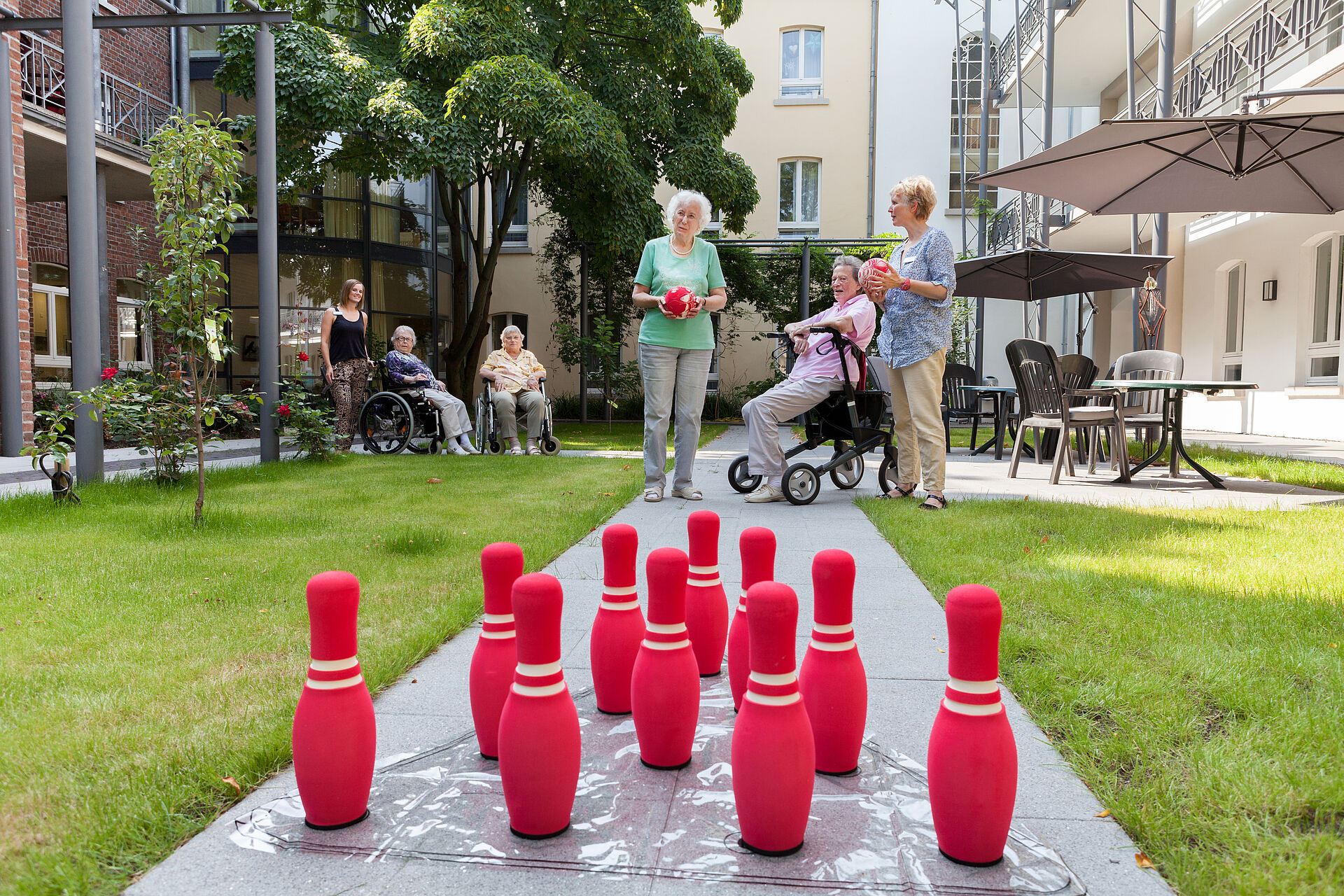 Kegeln draußen im Garten