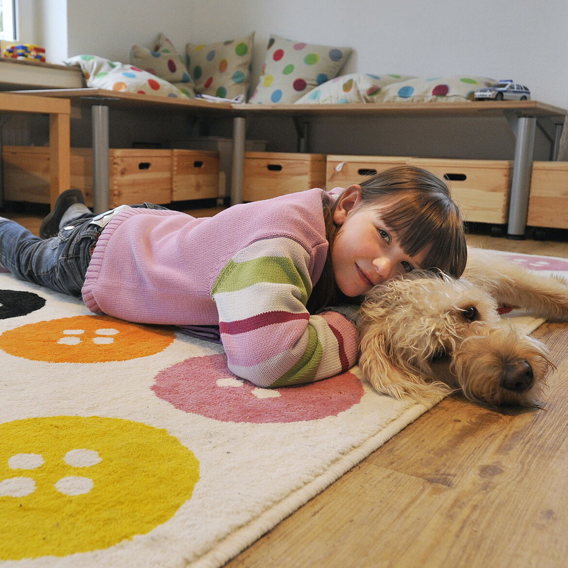 Ein Mädchen kuschelt mit einem Therapiehund