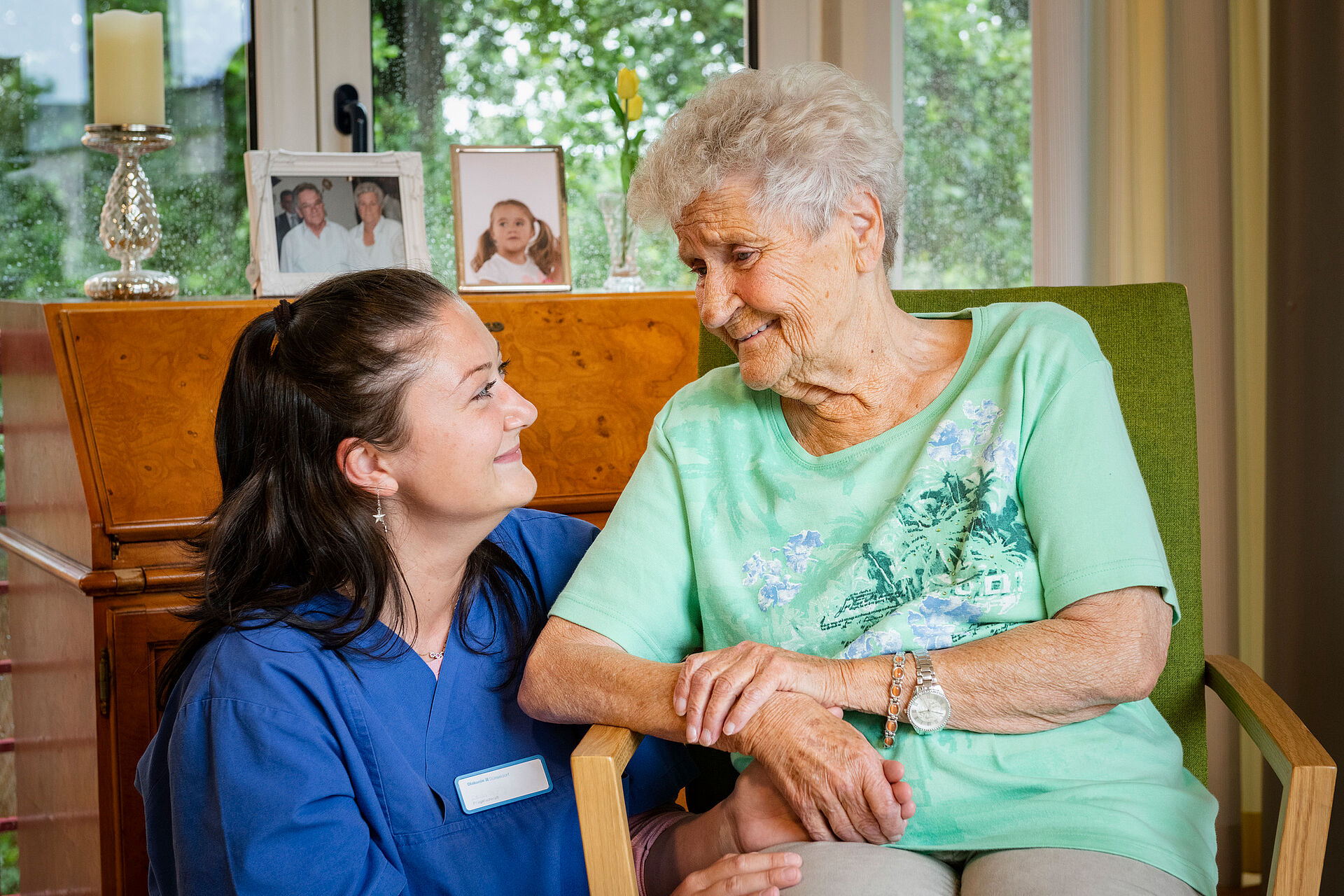 Seniorin im Pflegeheim mit Pflegerin 