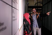 Ein Student begleitet eine junge Frau aus Syrien zum Arzt.