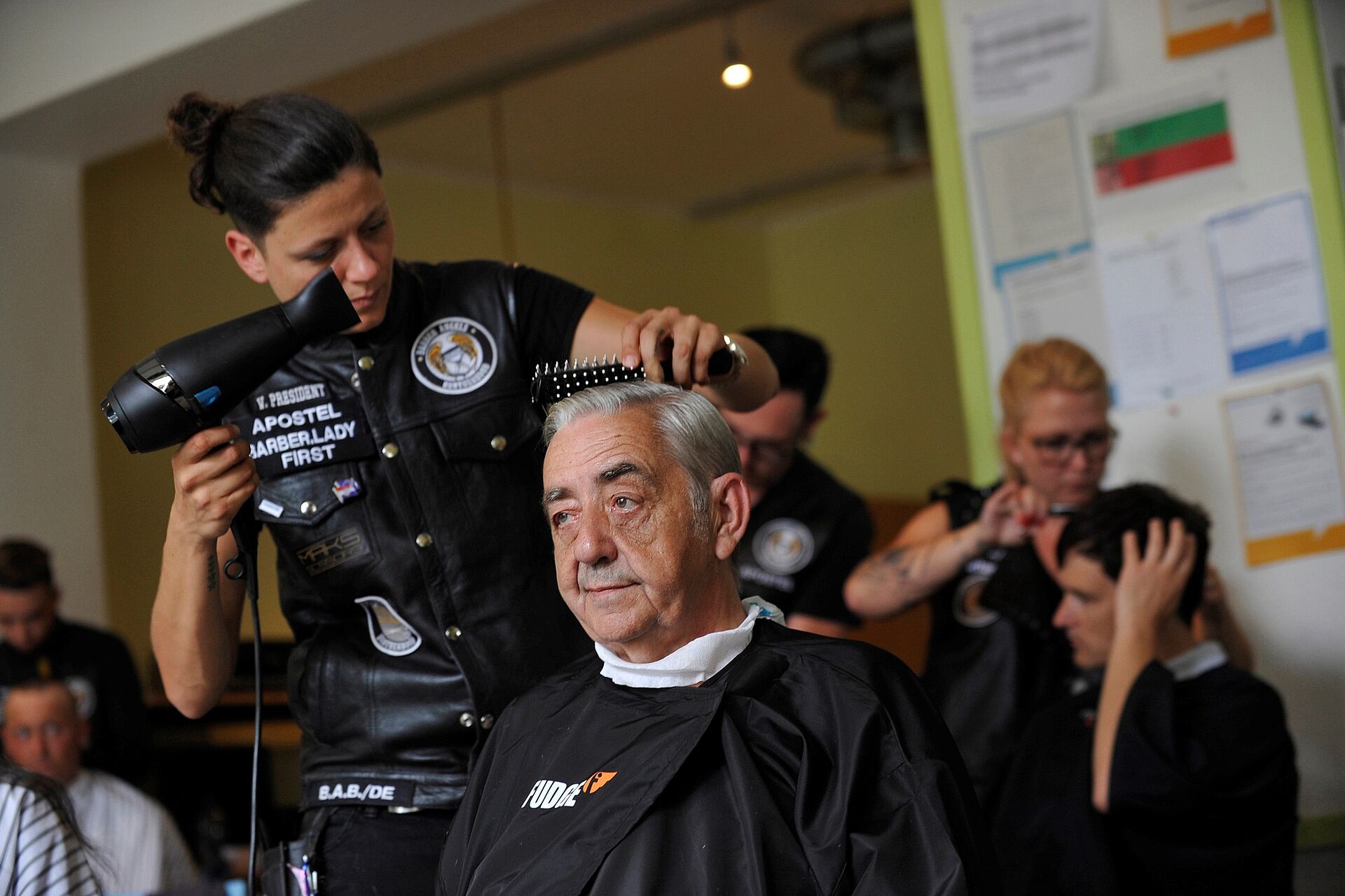 Die Barber Angels schneiden wohnungslosen Menschen kostenlos die Haare. 