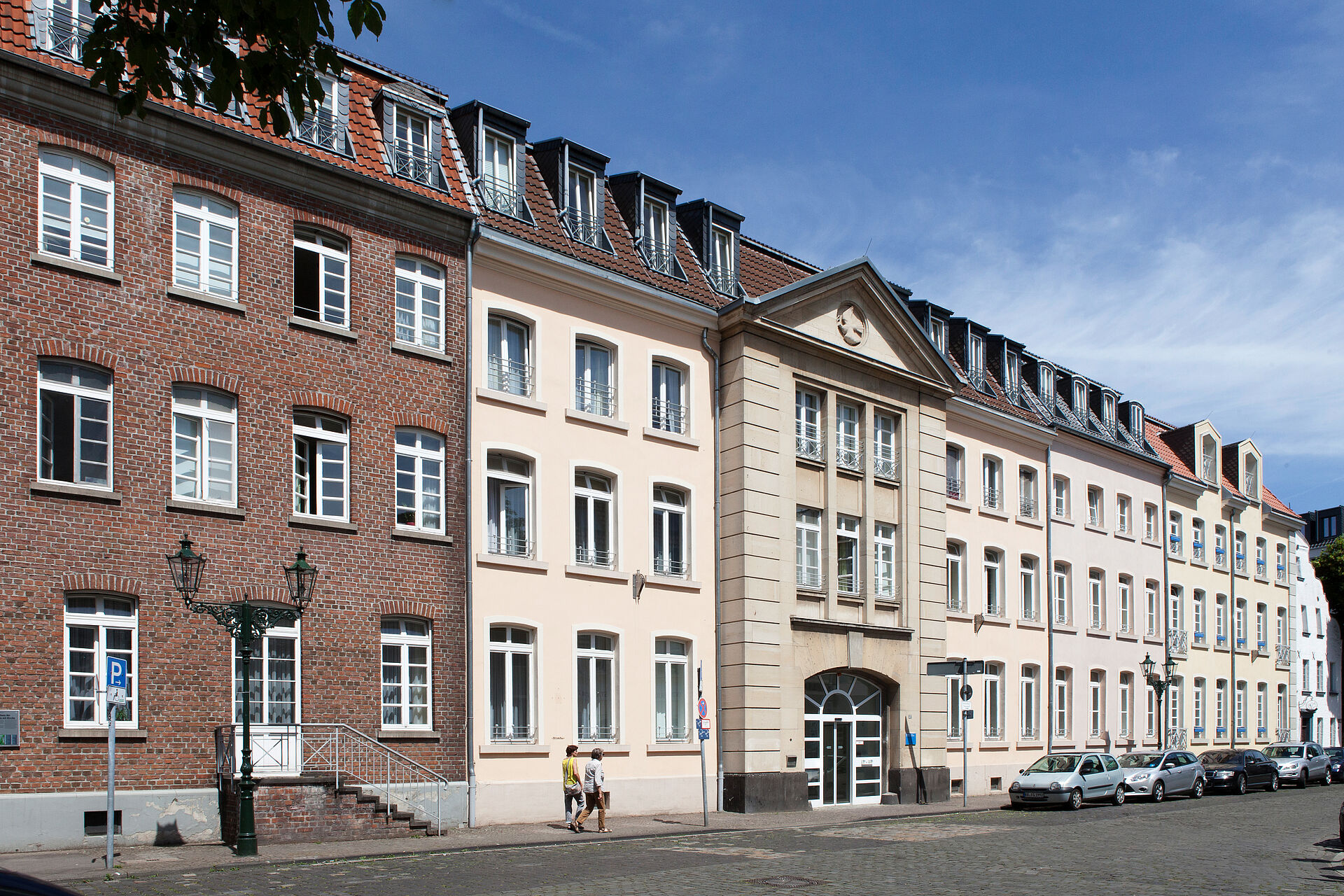 Das Stammhaus von der Straße aus gesehen