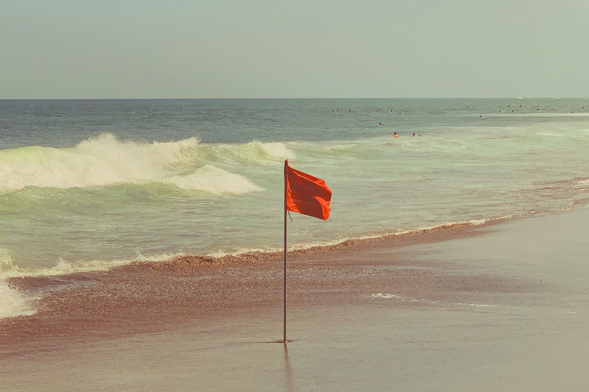 Ein rote Fahne steht am Strand
