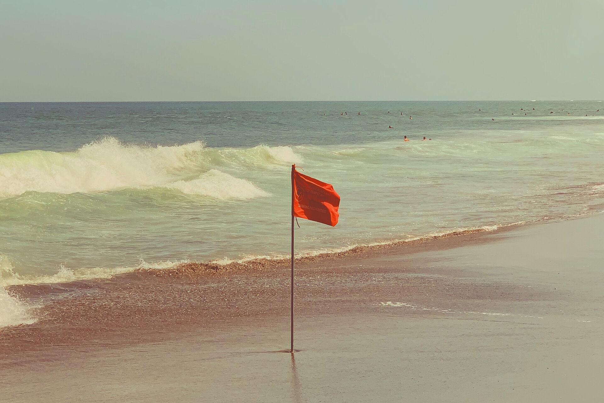 Ein rote Fahne steht am Strand