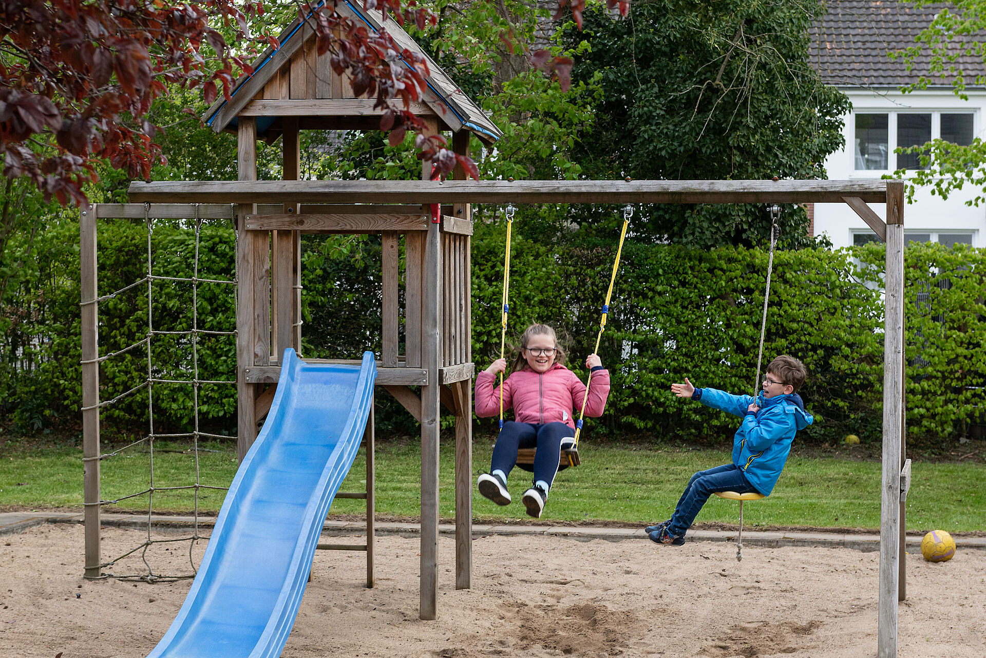 Mädchen und Junge schaukeln