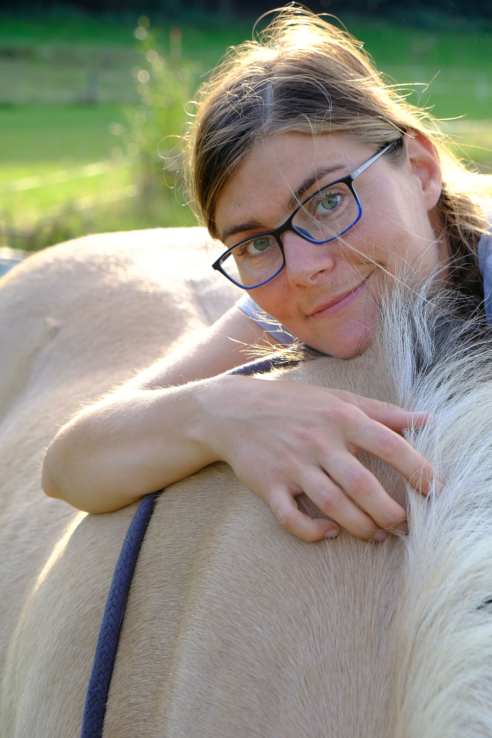 Frau mit Pony