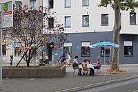 cafépur Wohnungslose Menschen picknicken vor dem café pur.