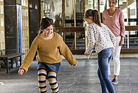 Kinder spielen auf dem Schulhof