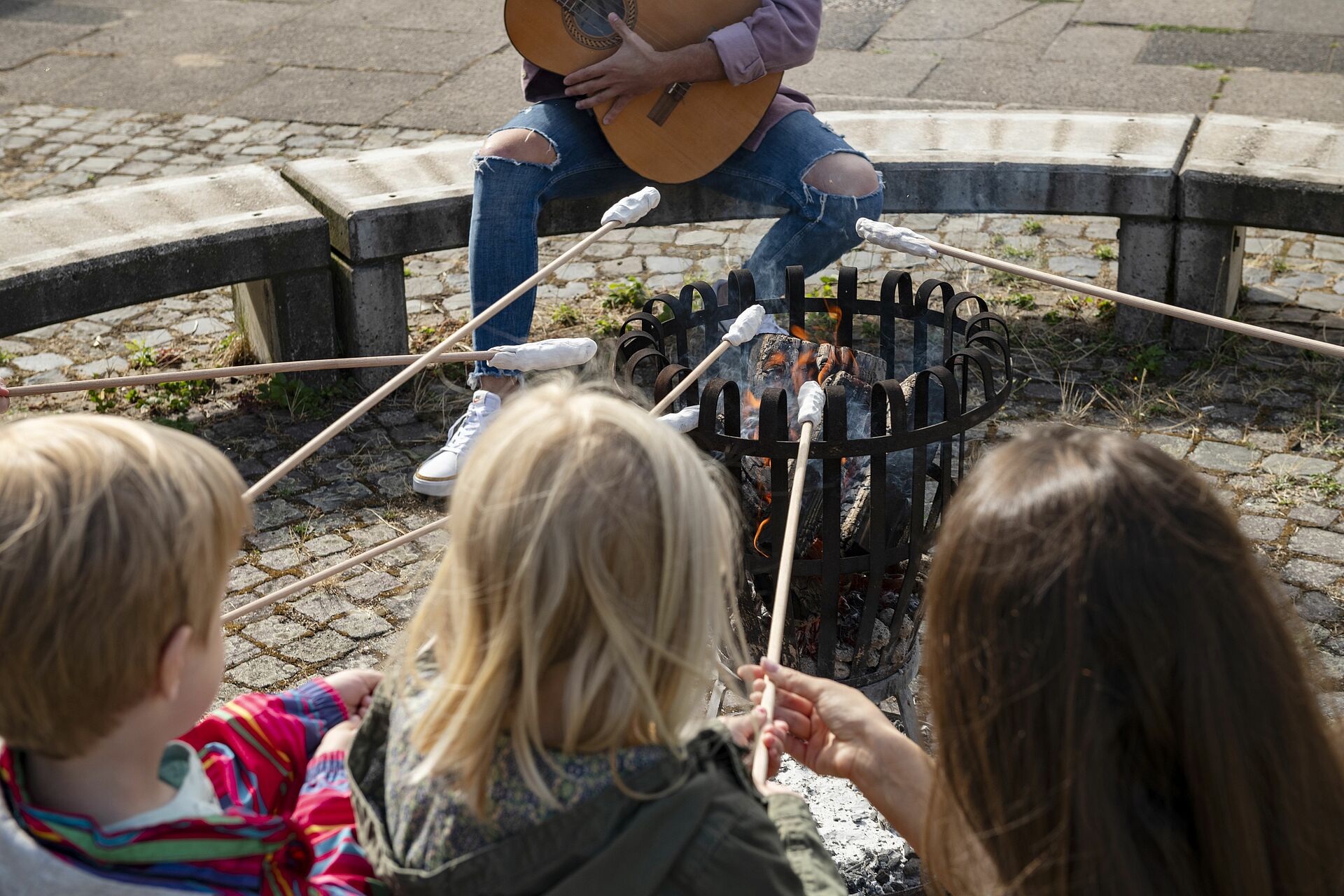 Mit Gitarre und Gesang am Lagefeuer