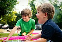 Zwei Kinder, die miteinander spielen