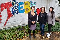 Maria Peixoto vom TrebeCafe, Korinna Krumpholz von der Sparda-Stiftung und Familienpflegerin Simge Erdemir