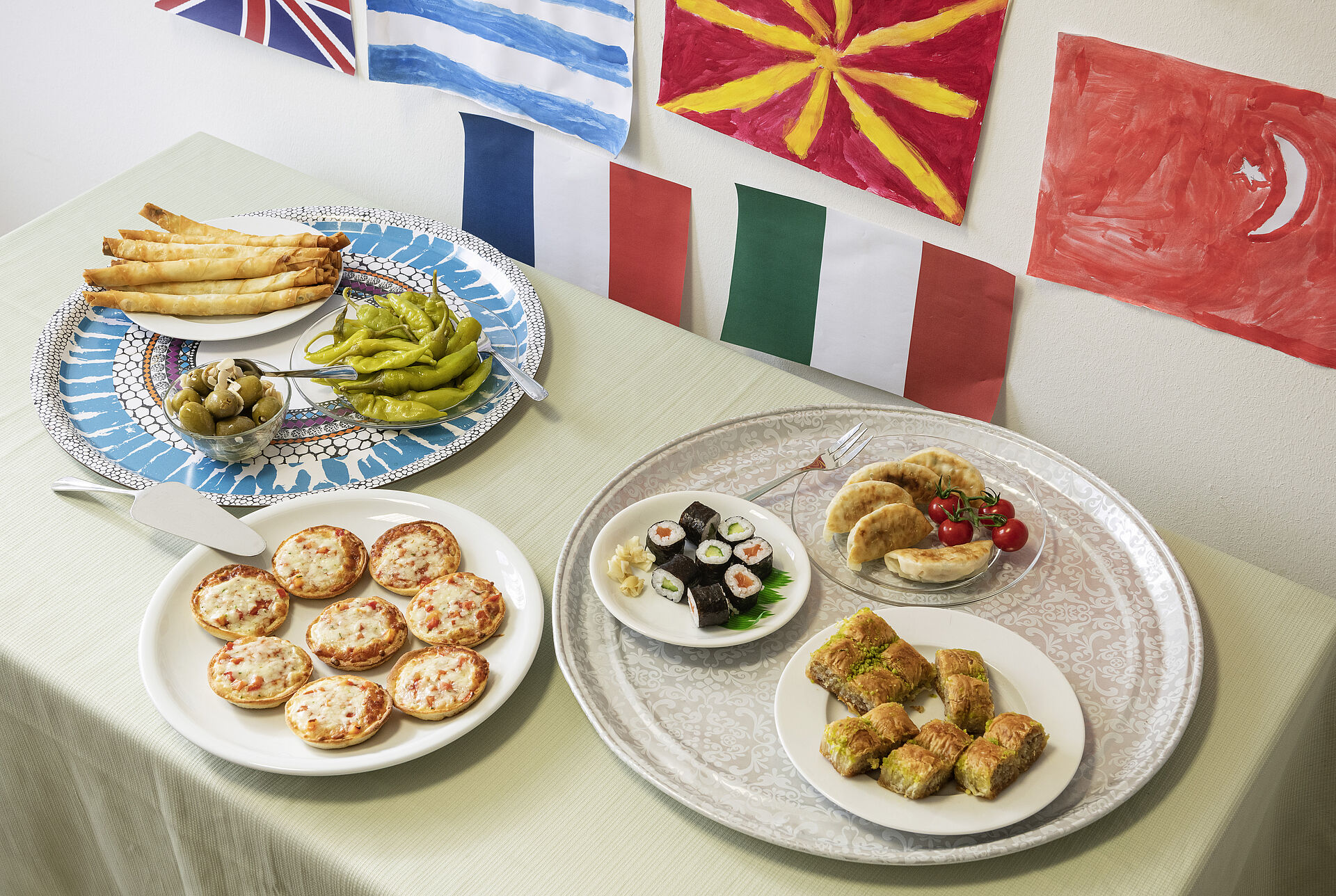 Interkulturelles Essen auf einem Tisch