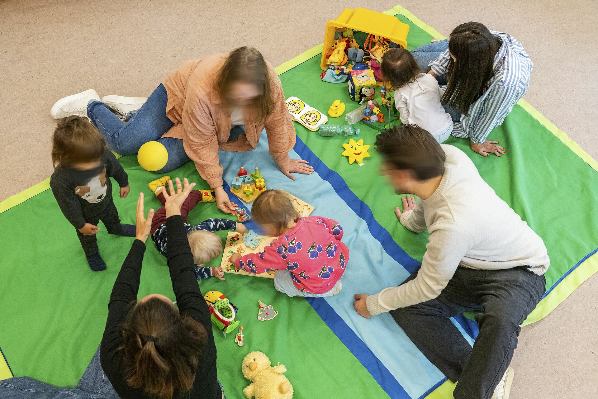 Eltern und Baby auf Decke