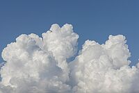 Wolken am blauen Himmel