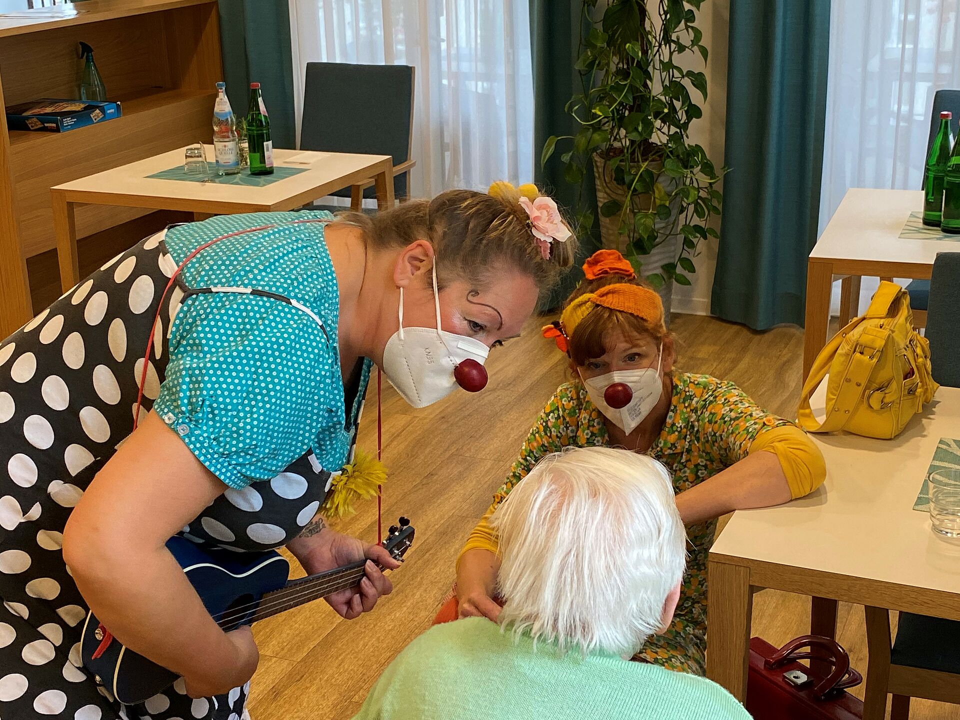 Clowns singen Ständchen