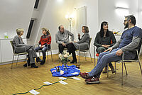 Eltern besuchen eine Trauergruppe