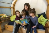 Erzieherin liest Kindern vor