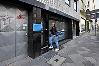 Außenansicht Trebe Eine junge Frau betritt das TrebeCafé.