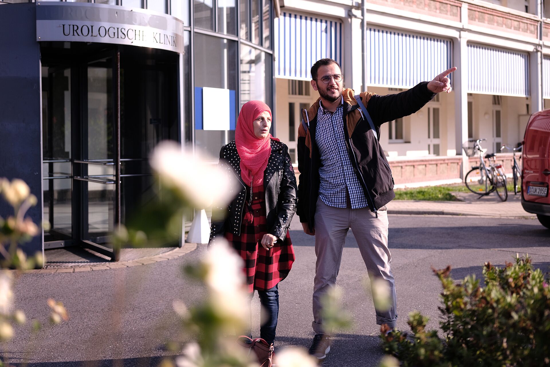 Ein Student begleitet eine junge Frau aus Syrien zum Arzt