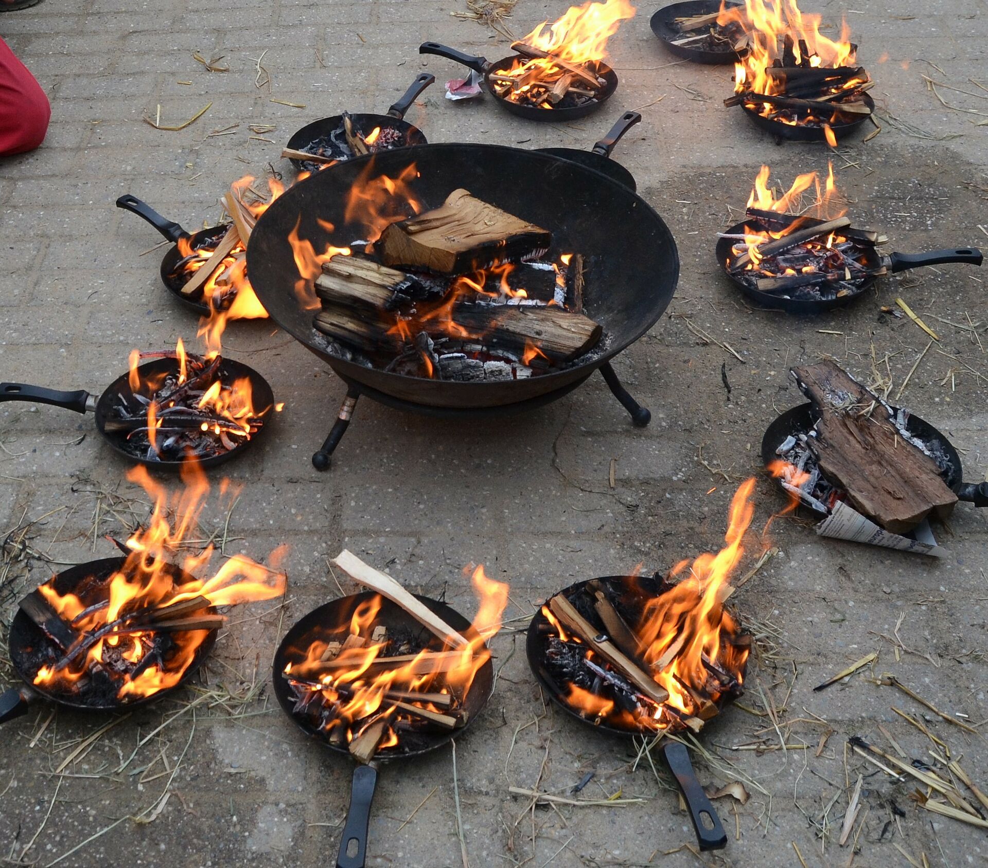 Feuer-Werkstatt: Feuer fängt mit Funken an- wie man ein Feuer entfacht