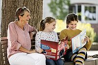 Erzieherin liest Kindern vor