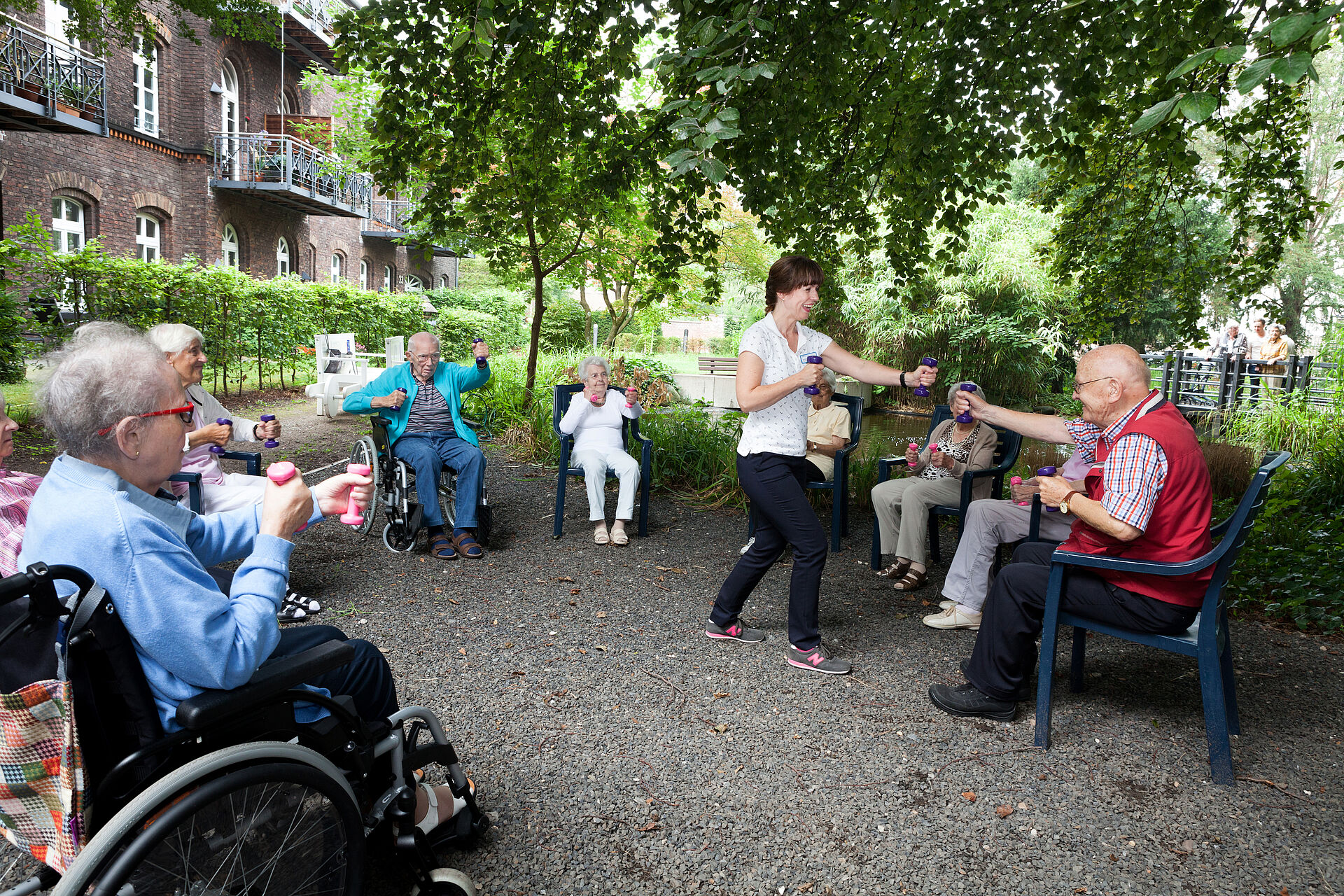 Gymnastik draußen im Garten