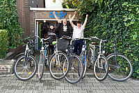 Jugendliche vor Fahrradwerkstatt