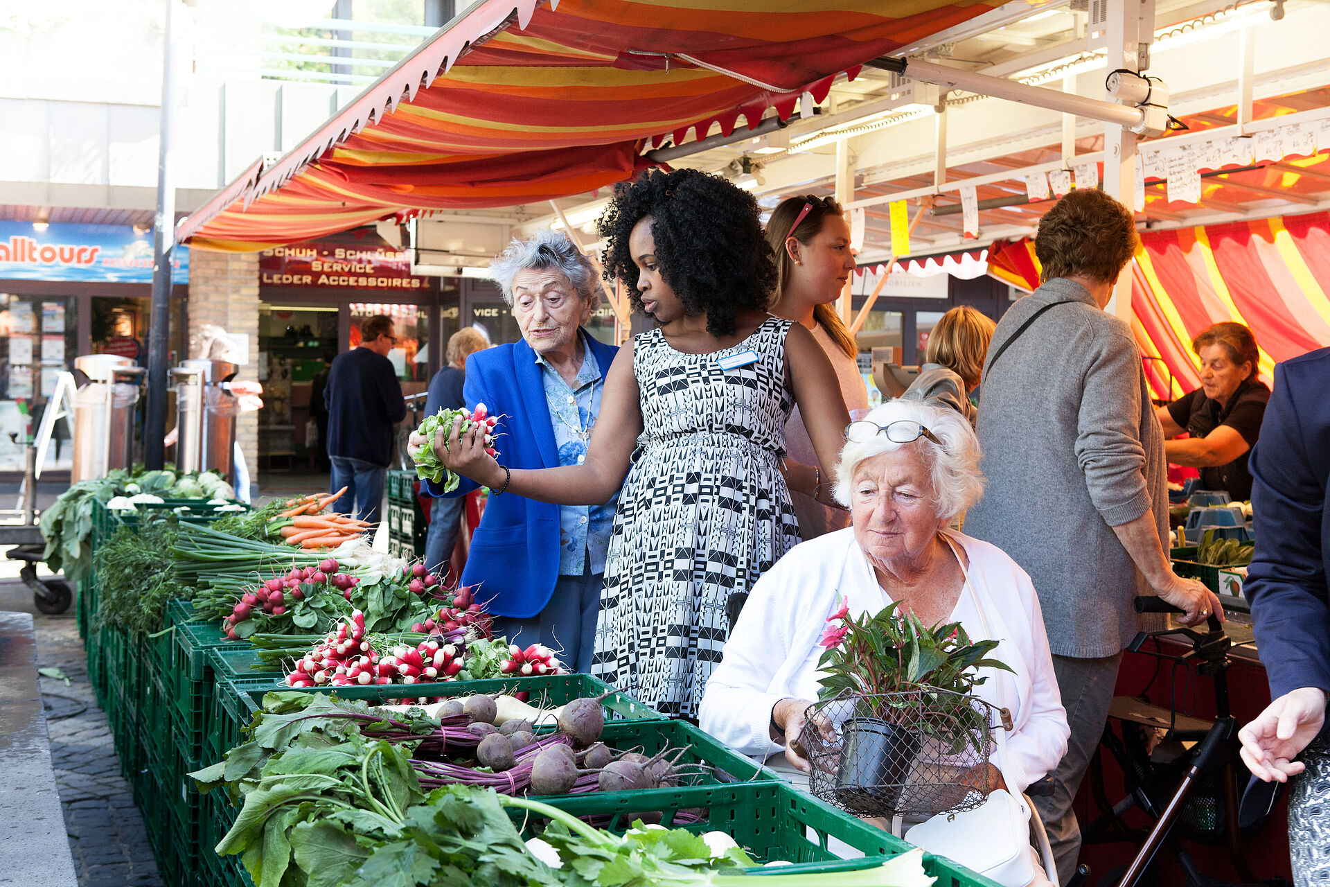 Bewohnerinnen auf dem Markt