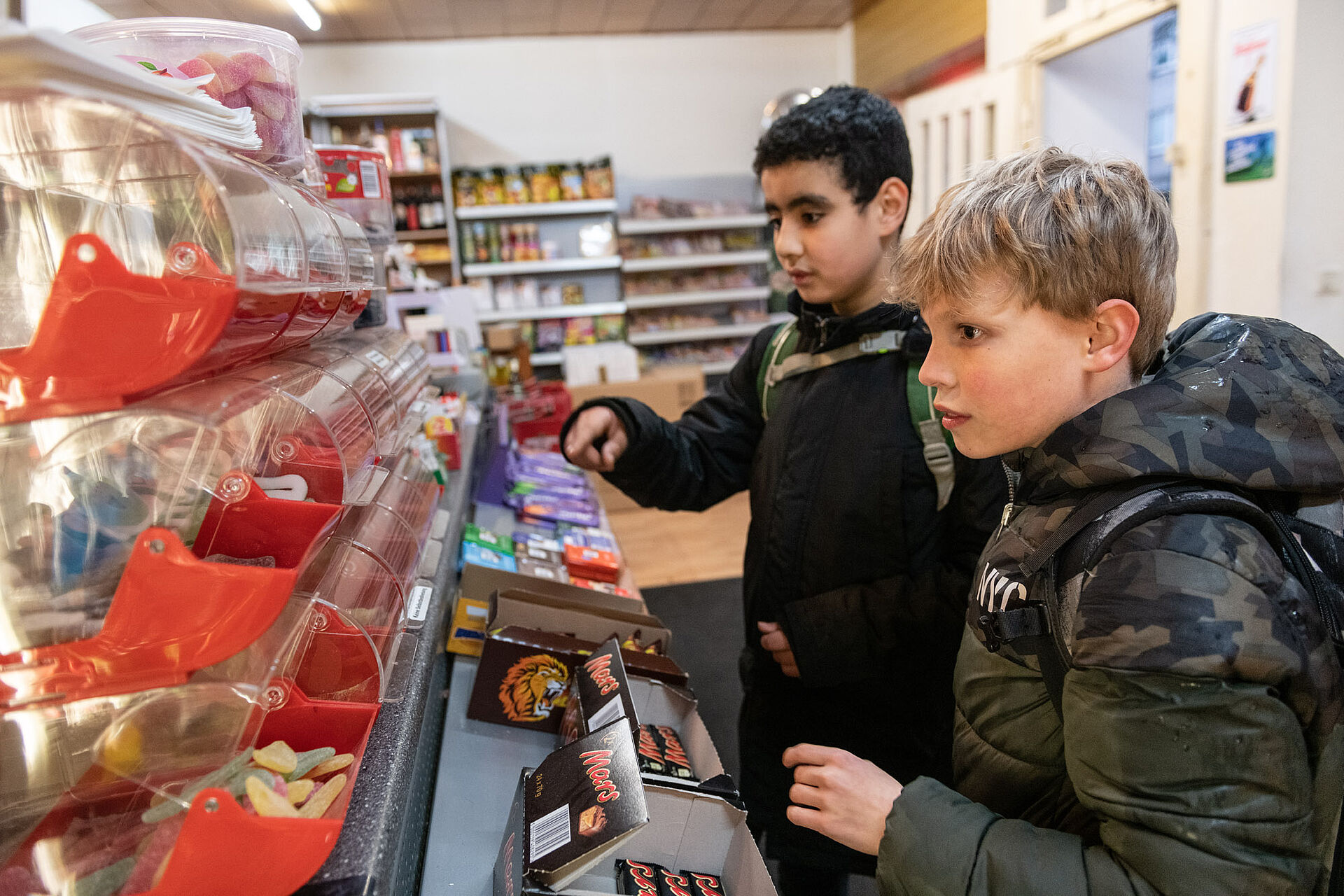 Zwei Jungs suchen sich nach der Schule eine süße Tüte aus