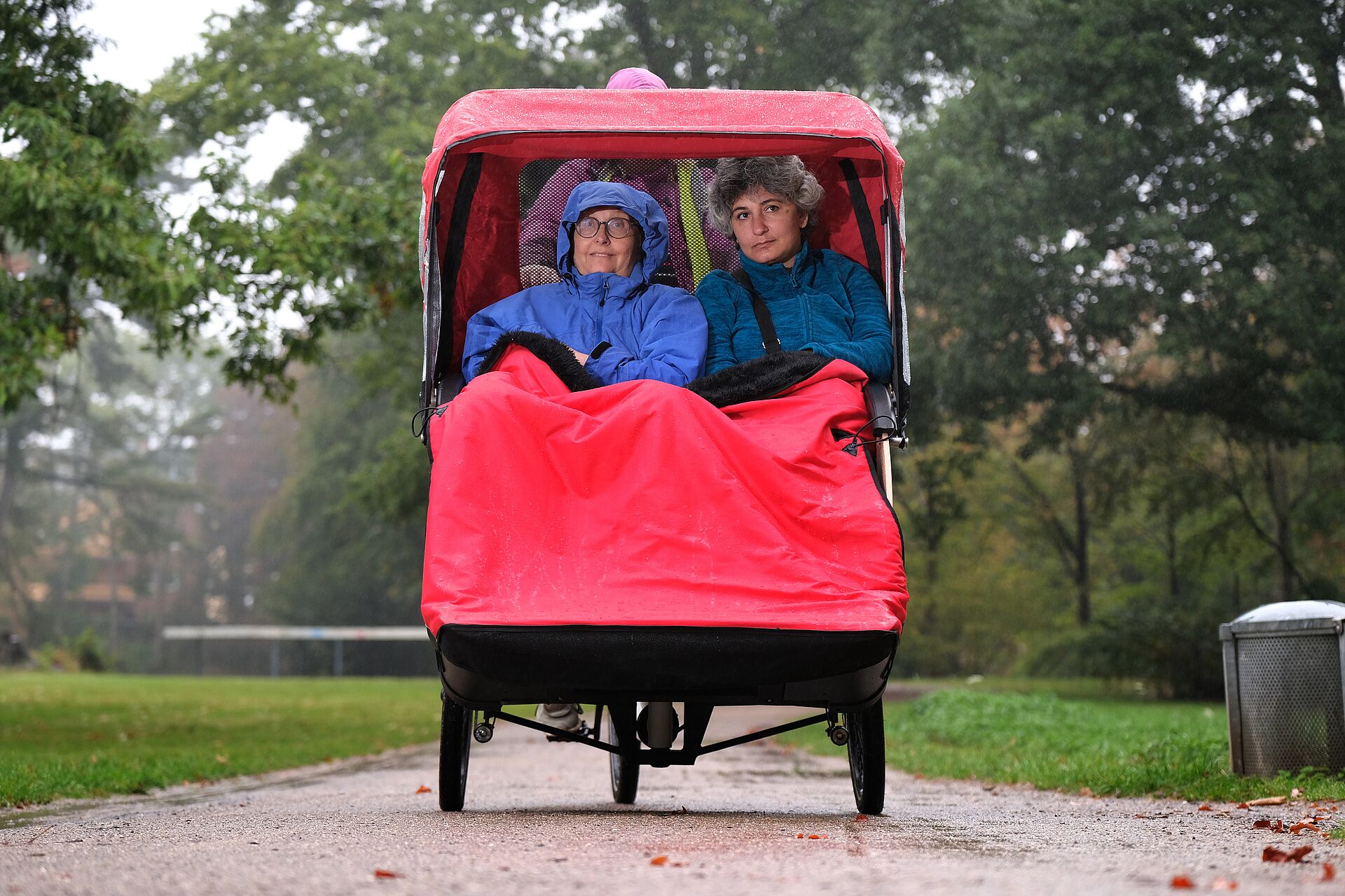 Die Rad-Rikscha "Flotte Lotte" mit zwei Mitfahrerinnen