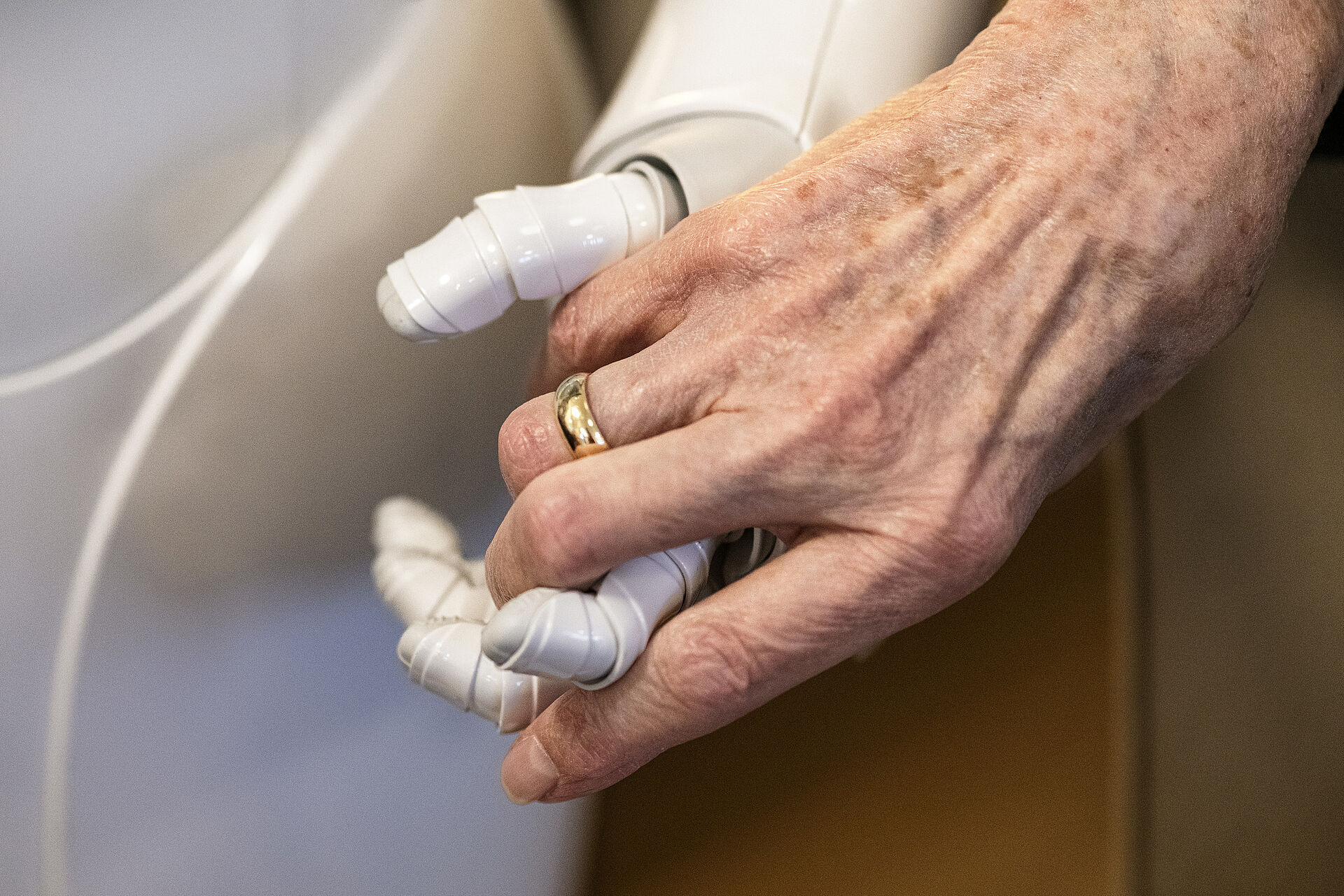 Menschliche Hand hält Roboterhand