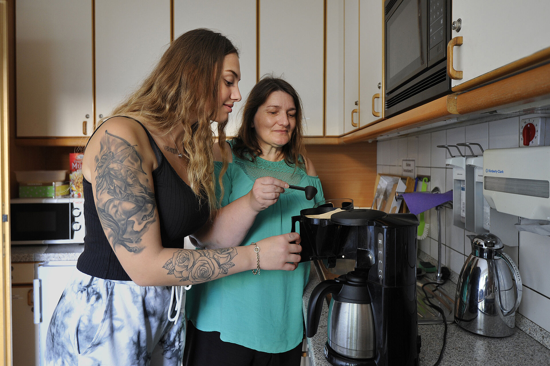 Zwei Frauen kochen in der Icklack gemeinsam Kaffee. 