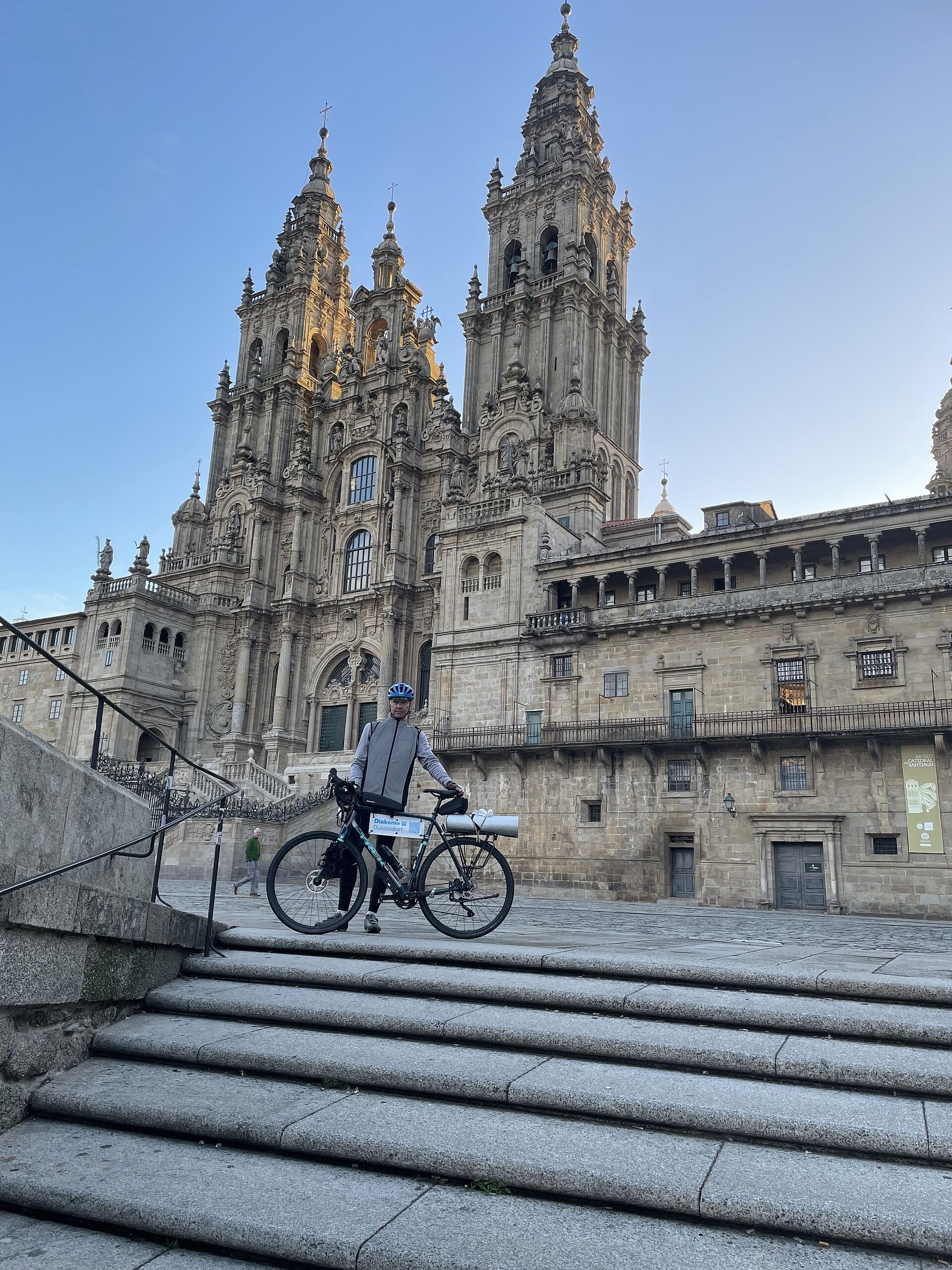 Radfahrer vor Kathedrale von Santiago de Compostela