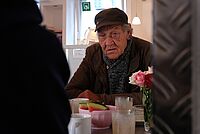 Tagesstätte Shelter Ein wohnungsloser Mann frühstückt im Shelter.