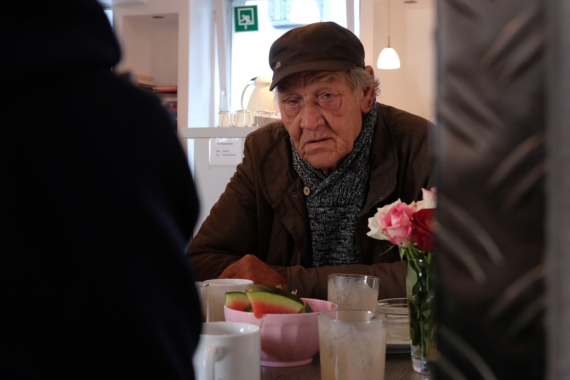 Ein wohnungsloser Mann frühstückt im Shelter. 